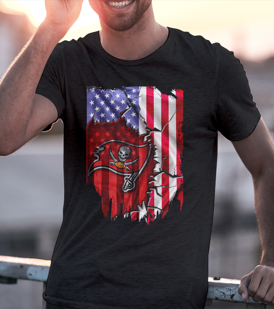 Flag V2 Tampa Bay Buccaneers American Flag Skull And Crossbones Football T-Shirt