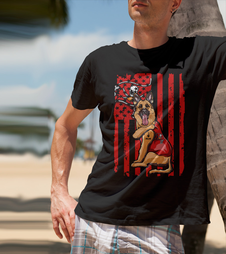 German Shepherd I Love Mom Tampa Bay Buccaneers Flag Background T-Shirt