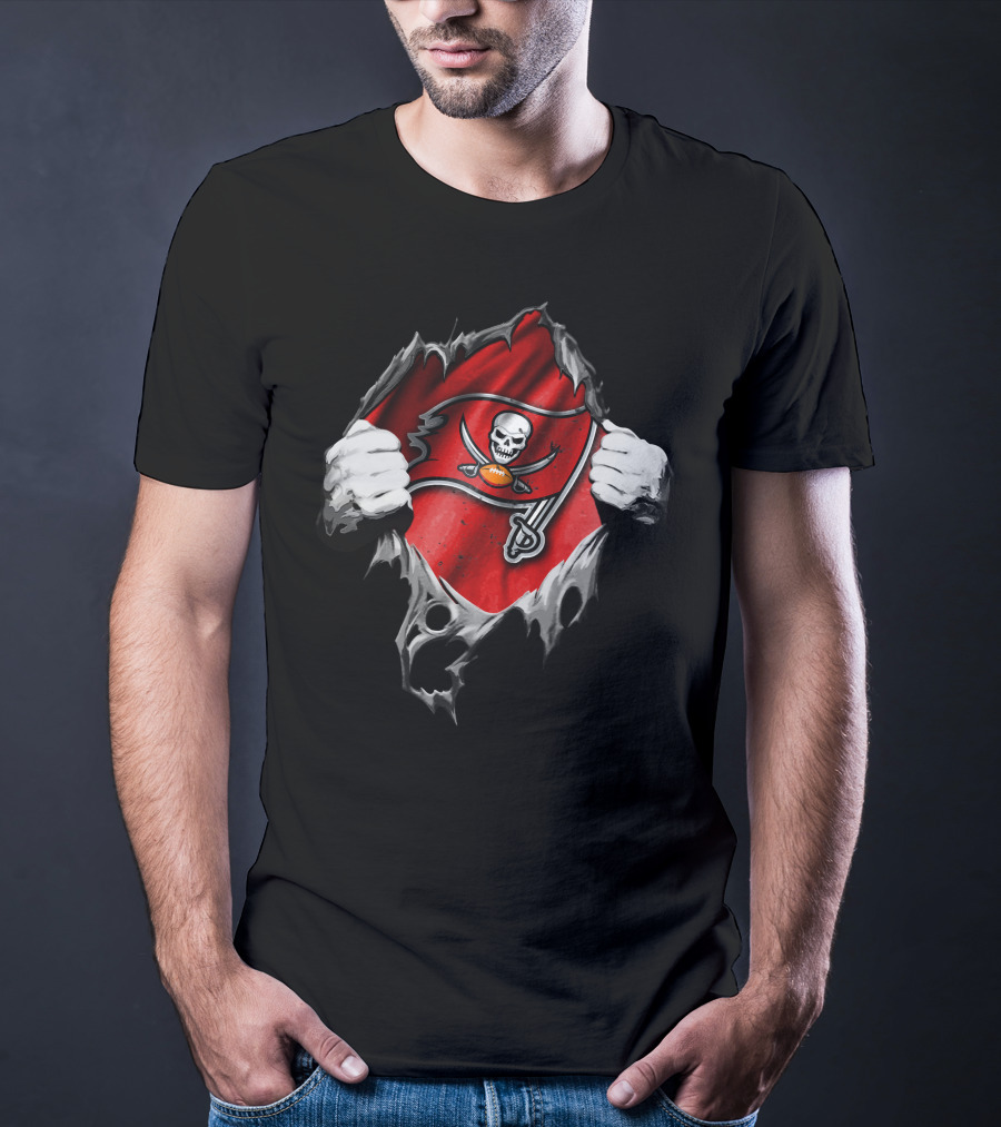 Torn V2 Tampa Bay Buccaneers Skull And Swords Flag T-Shirt