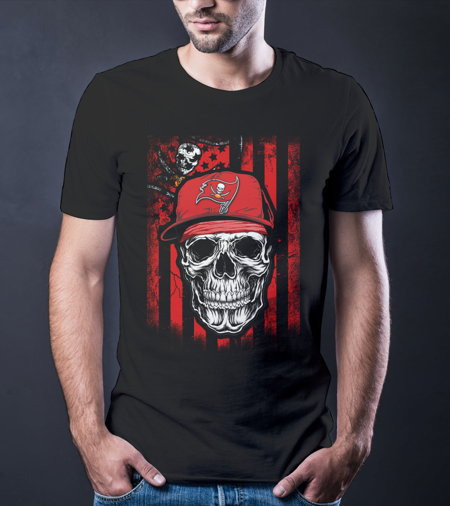 Skull With Tampa Bay Buccaneers Hat And Pirate Flag T-Shirt