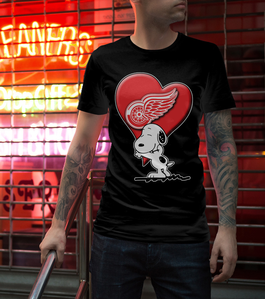 Snoopy Hugging Heart Detroit Red Wings T-Shirt