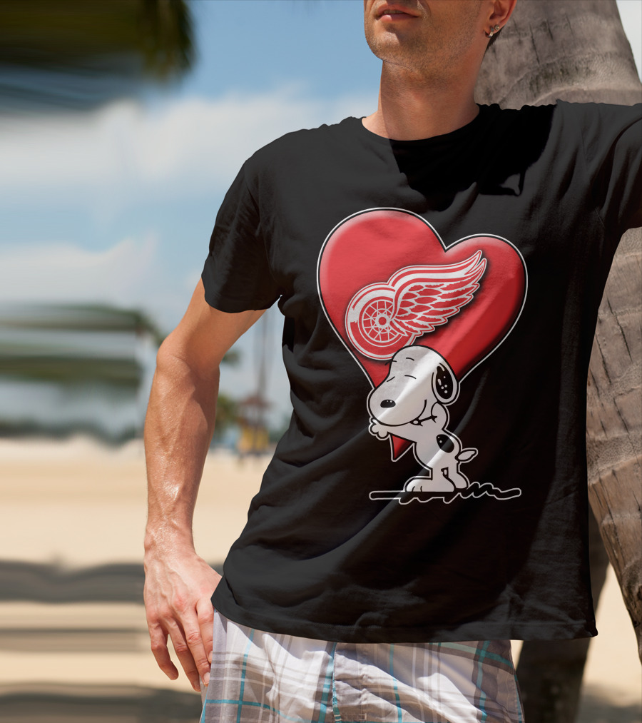 Snoopy Hugging Heart Detroit Red Wings T-Shirt