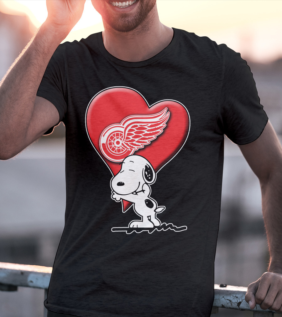 Snoopy Hugging Heart Detroit Red Wings T-Shirt