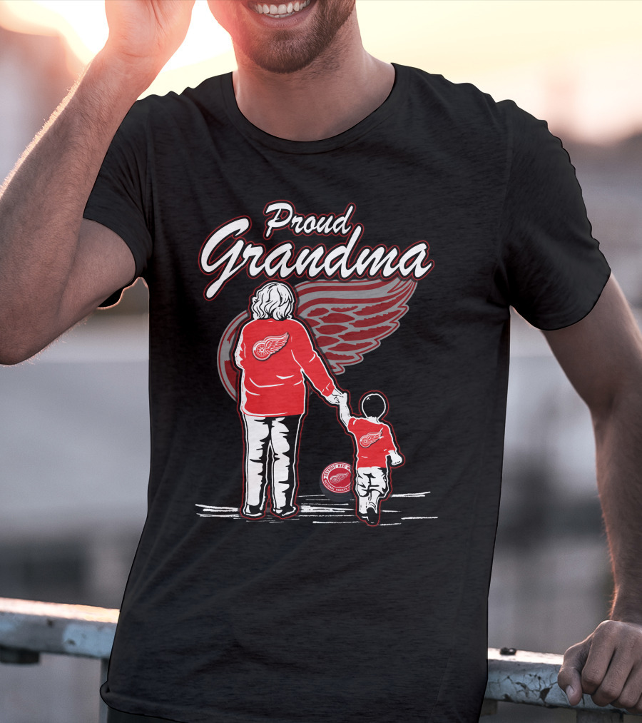 Proud Grandma Detroit Red Wings Family Bonding Winged Wheel Fans T-Shirt