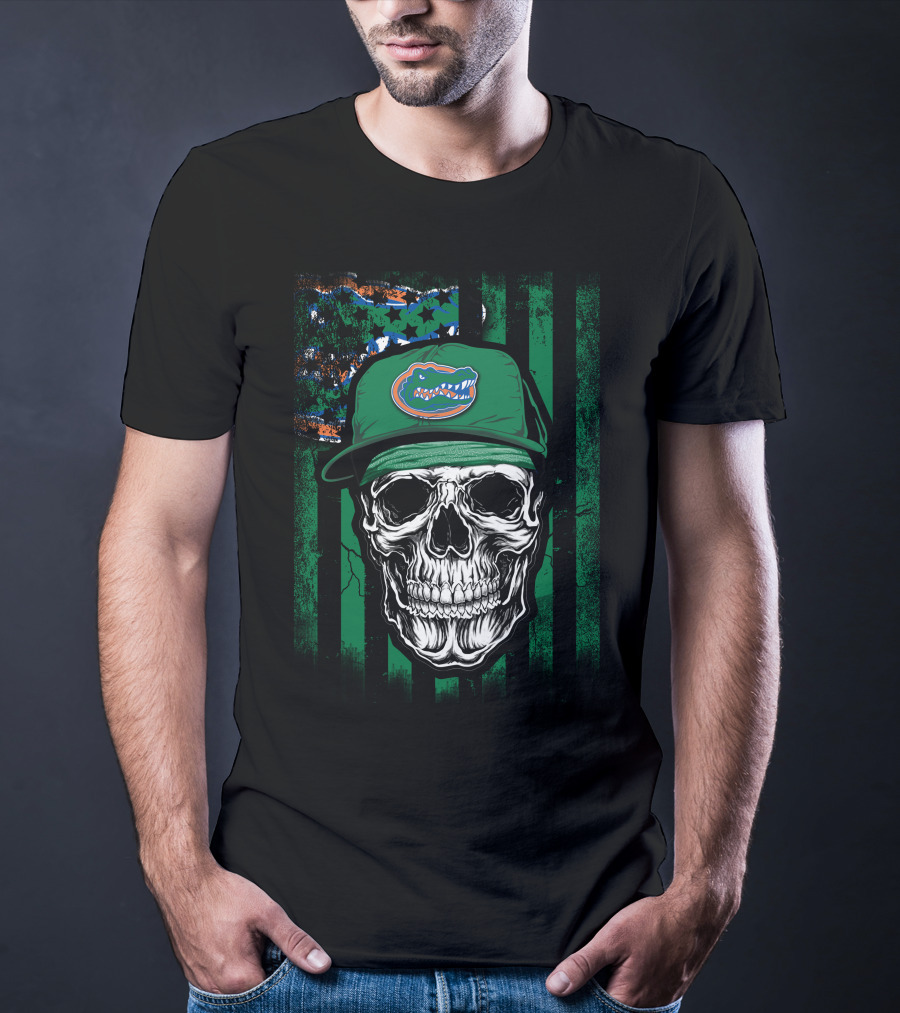 Skull With Florida Gators Hat On Grunge American Flag Background T-Shirt