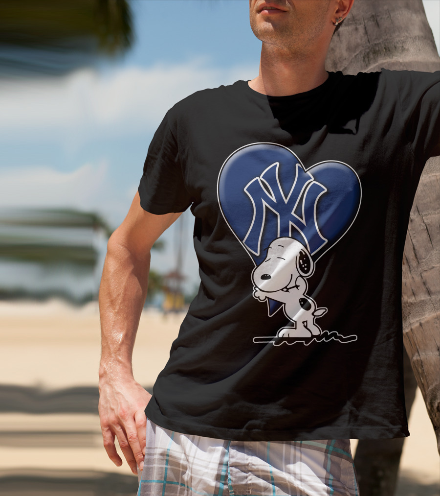 Snoopy Hugging Heart New York Yankees T-Shirt