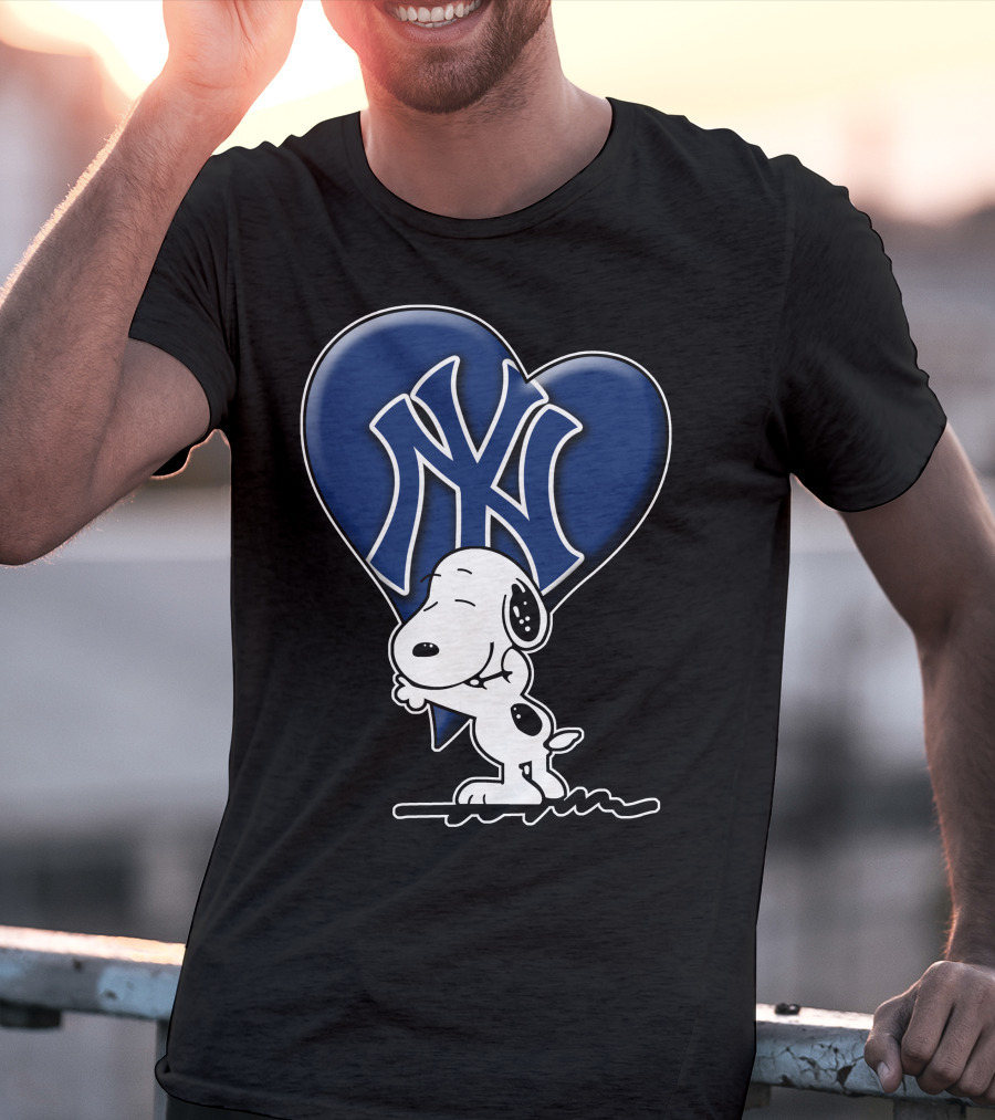 Snoopy Hugging Heart New York Yankees T-Shirt