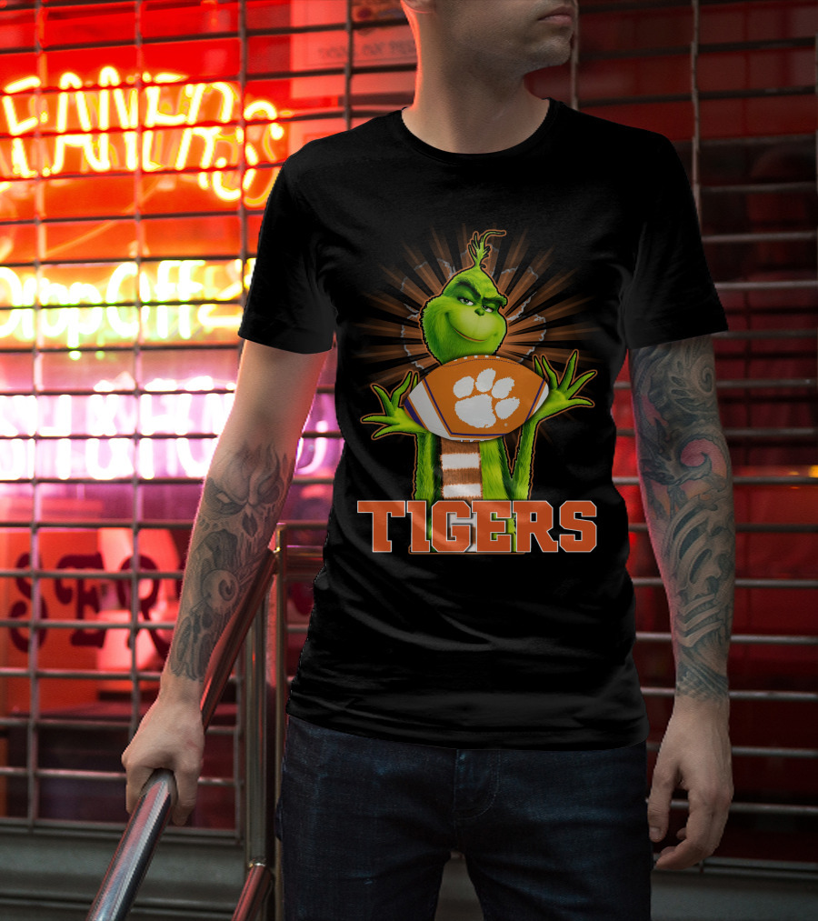 Grinch Holding Clemson Tigers Football T-Shirt