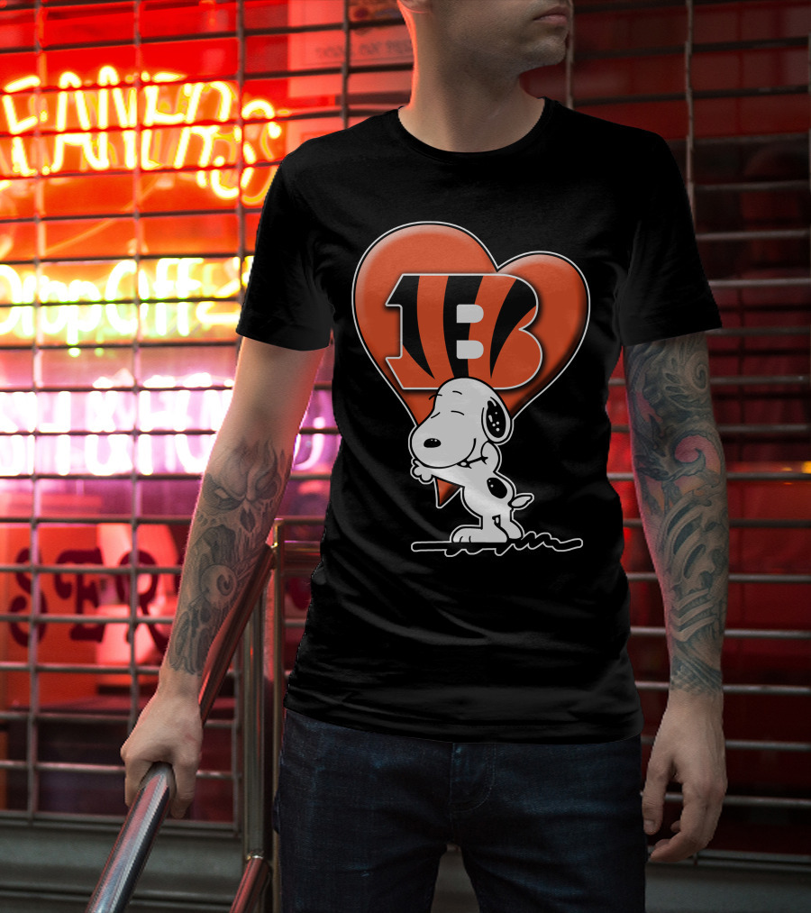 Snoopy Hugging Cincinnati Bengals Heart T-Shirt