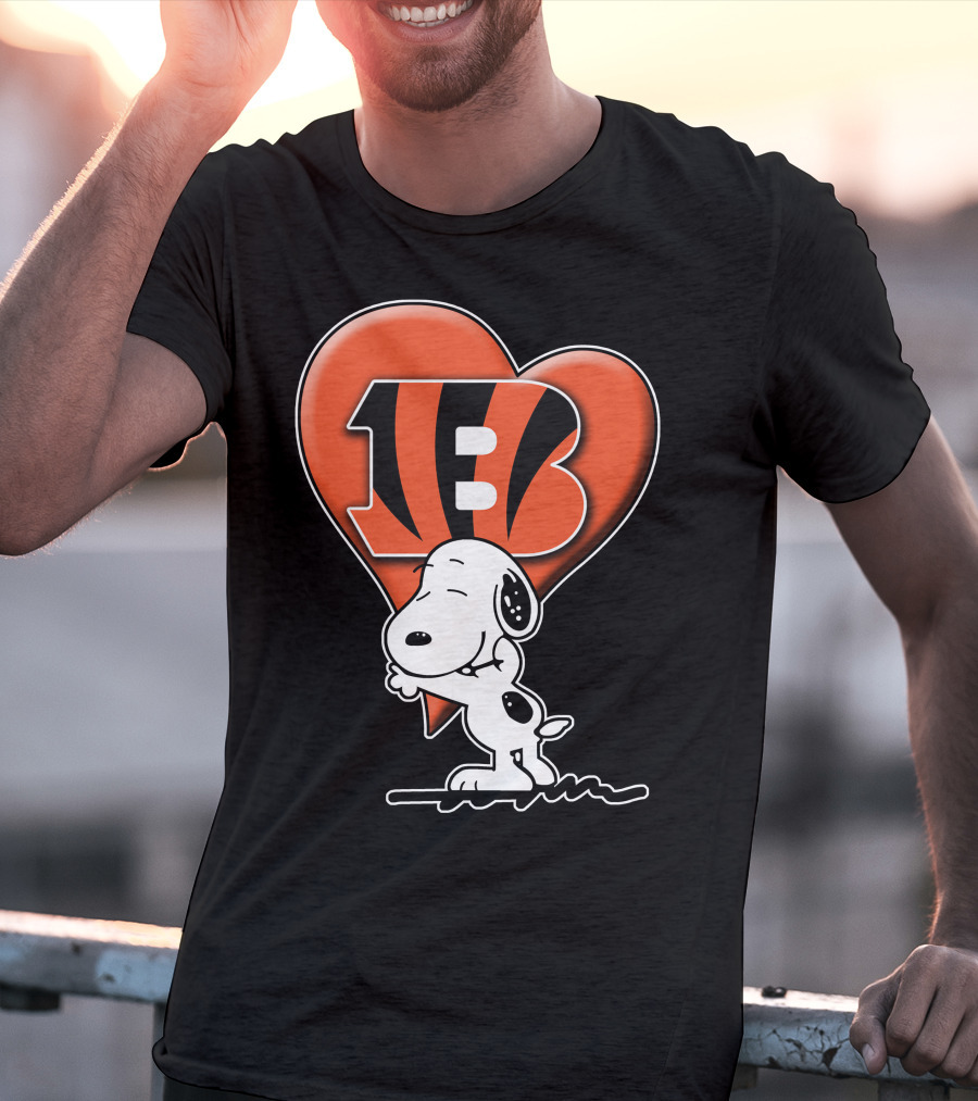 Snoopy Hugging Cincinnati Bengals Heart T-Shirt