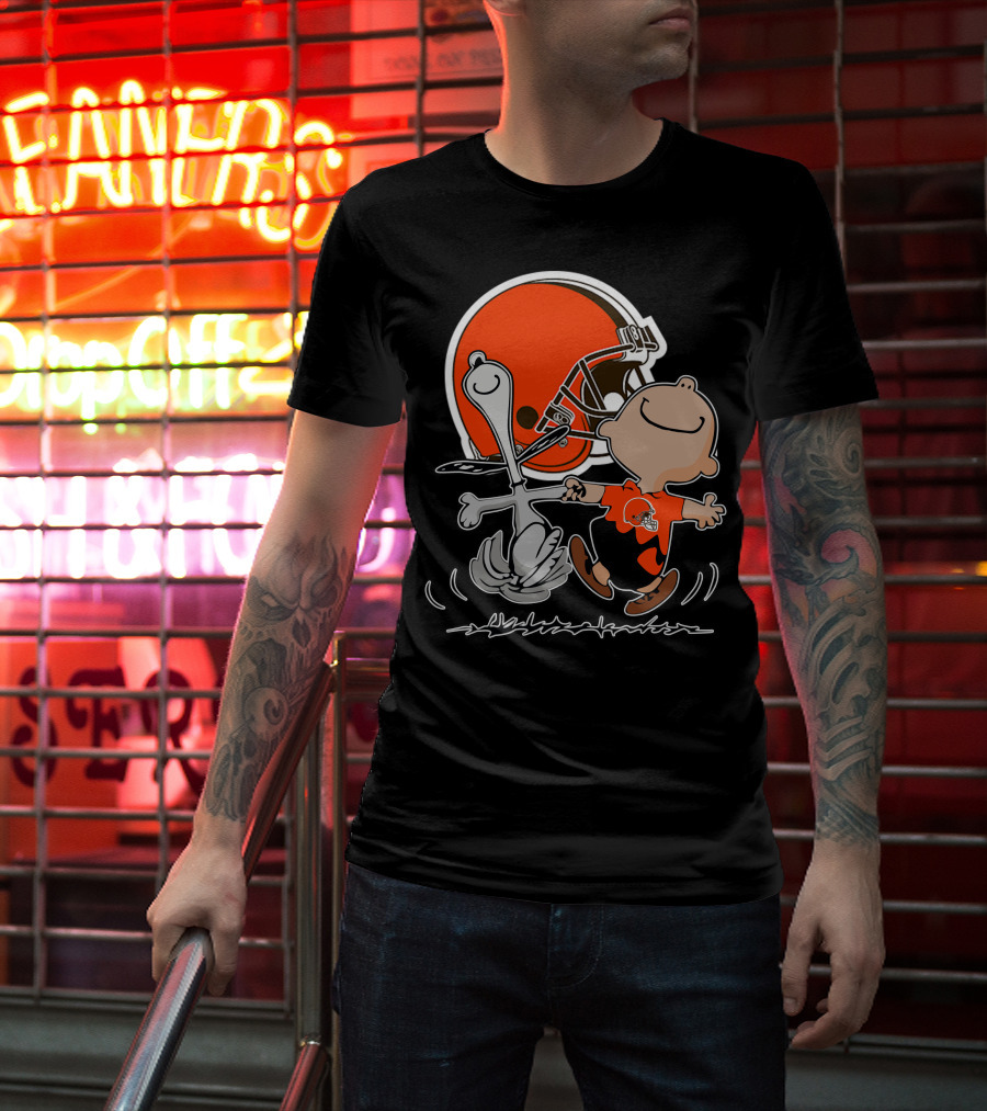 Cleveland Browns 06 Peanuts Dancing With Snoopy And Charlie Brown In Front Of Helmet T-Shirt