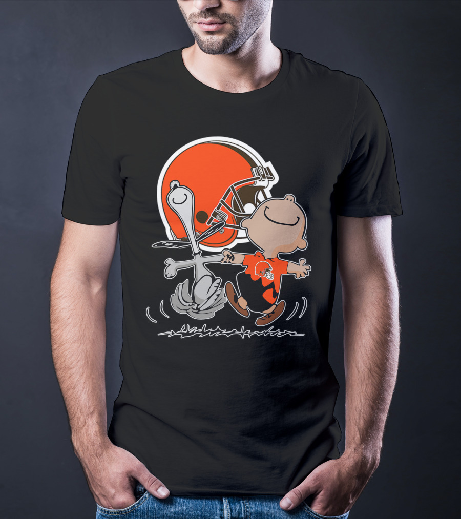 Cleveland Browns 06 Peanuts Dancing With Snoopy And Charlie Brown In Front Of Helmet T-Shirt