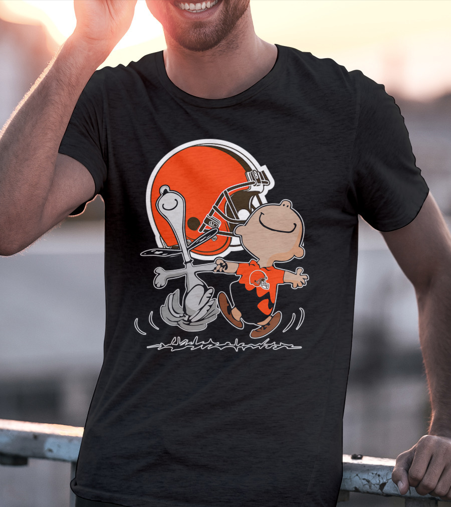 Cleveland Browns 06 Peanuts Dancing With Snoopy And Charlie Brown In Front Of Helmet T-Shirt