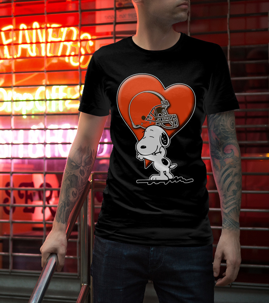 Snp CLEVELAND BROWNS Snoopy Hugging Heart Football Helmet T-Shirt