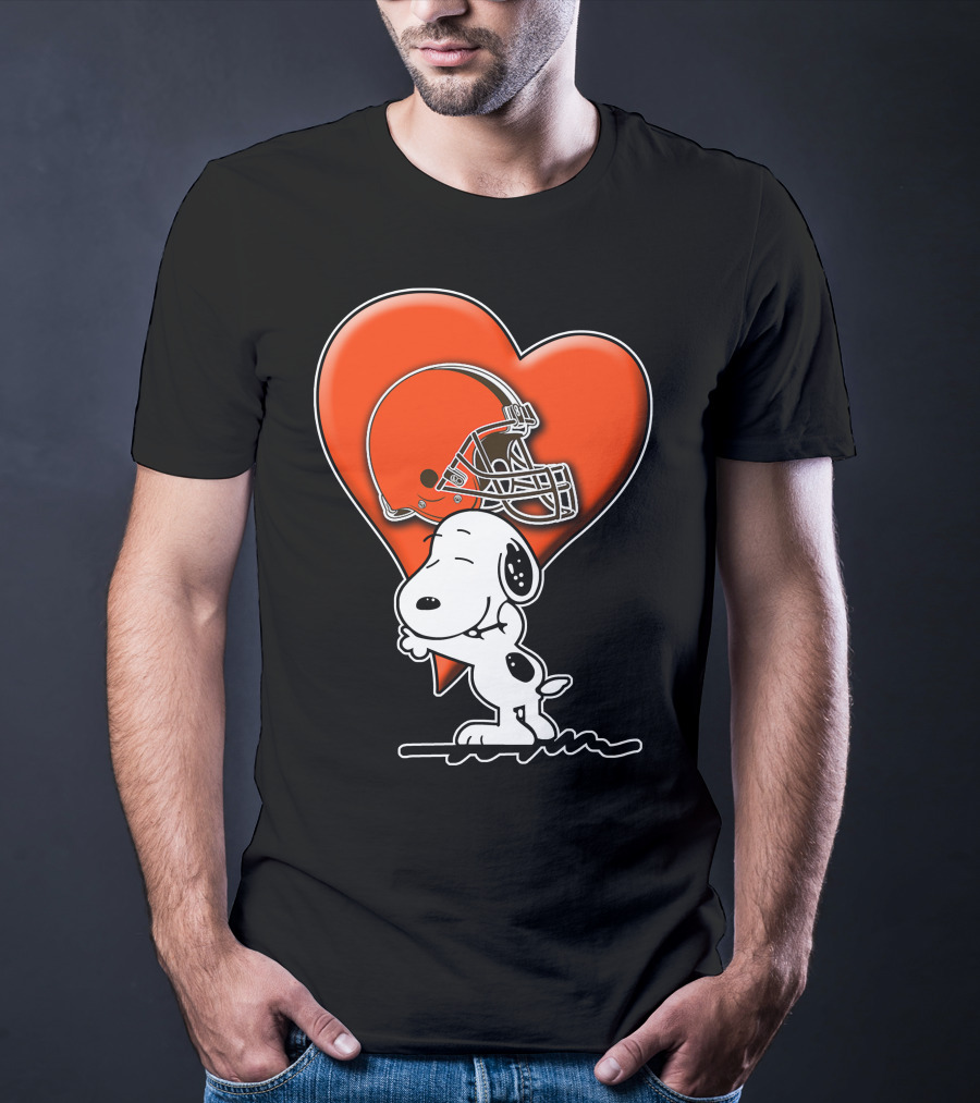 Snp CLEVELAND BROWNS Snoopy Hugging Heart Football Helmet T-Shirt