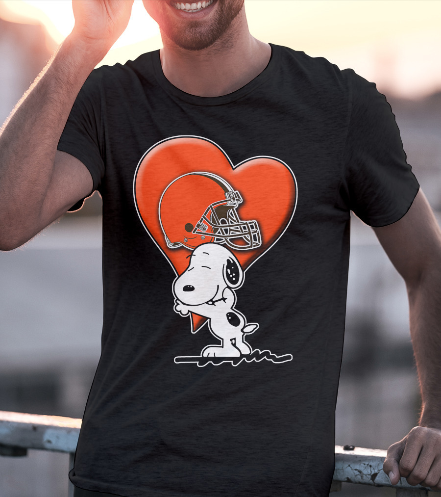 Snp CLEVELAND BROWNS Snoopy Hugging Heart Football Helmet T-Shirt