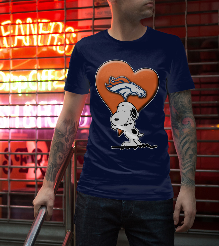 Snp V1 Denver Broncos Snoopy Hugging Heart T-Shirt