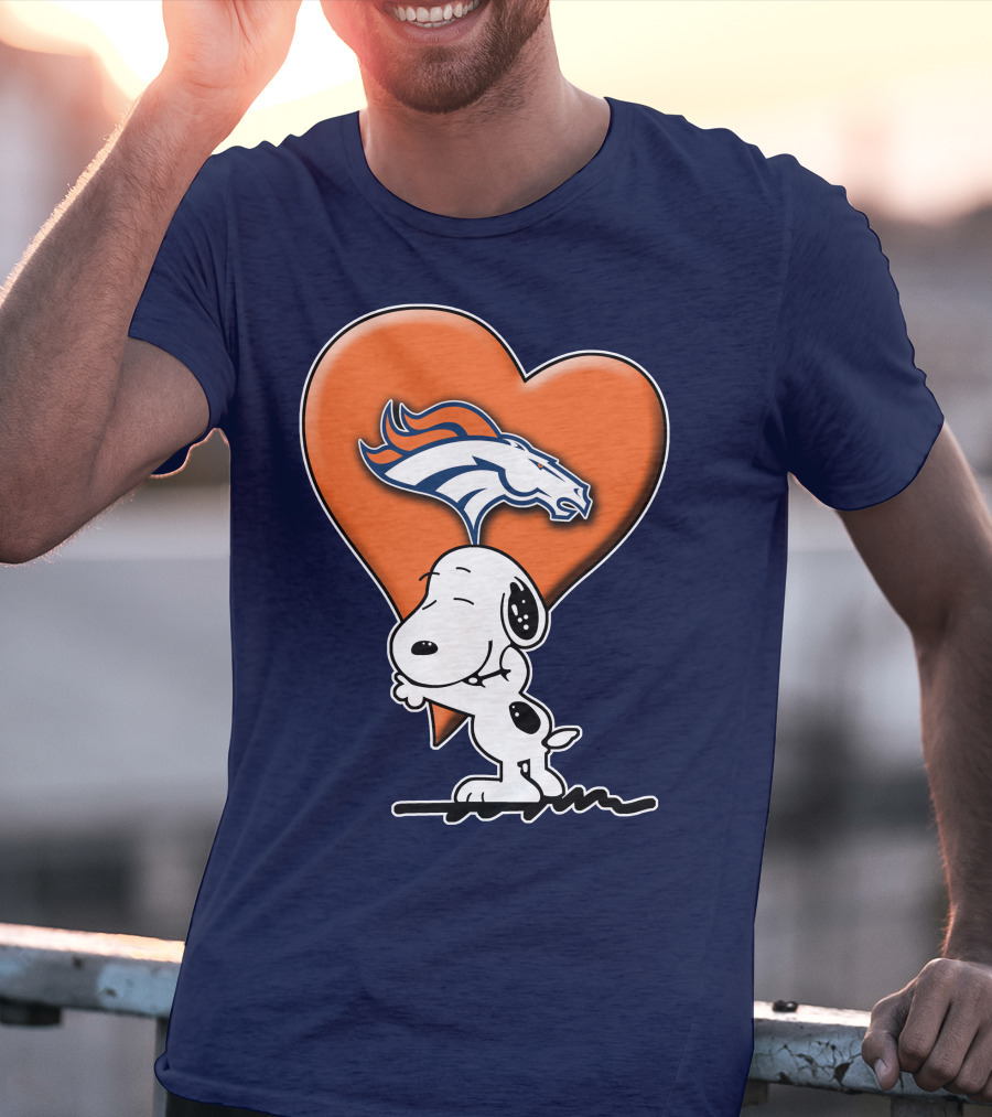 Snp V1 Denver Broncos Snoopy Hugging Heart T-Shirt