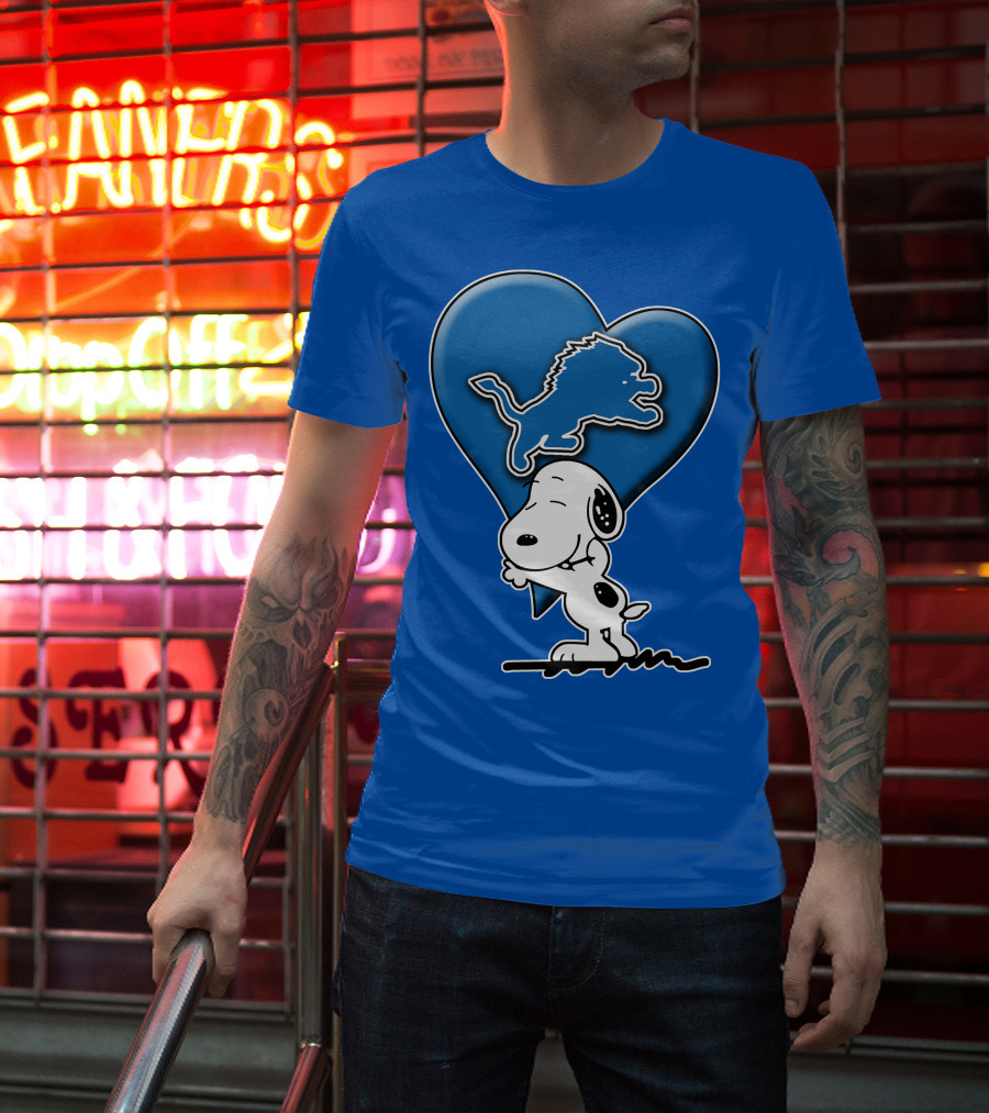 Snp DETROIT LIONS Blue Heart Snoopy Hugging Lion T-Shirt