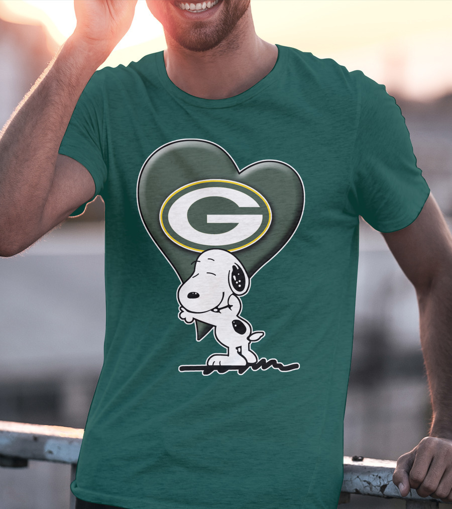 Snoopy Hugging Heart With Green Bay Packers T-Shirt