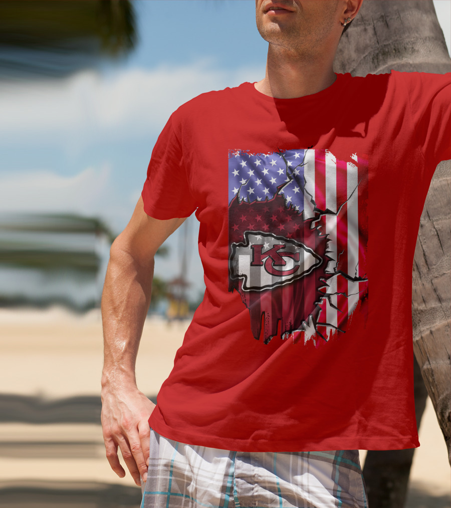 Kansas City Chiefs Logo With American Flag Background T-Shirt