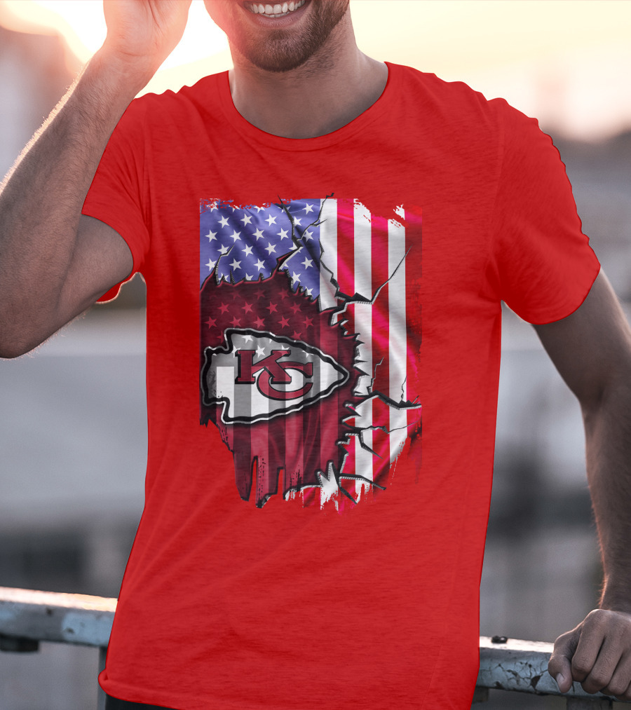 Kansas City Chiefs Logo With American Flag Background T-Shirt