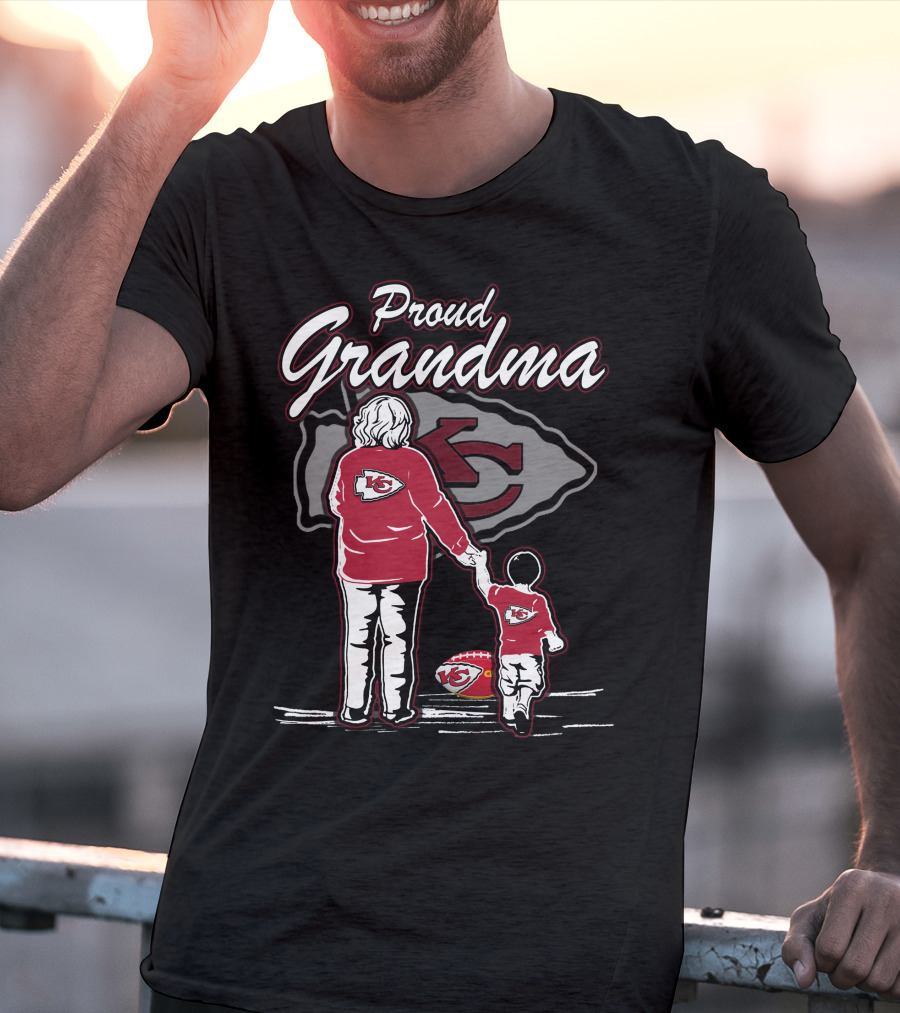 Proud Grandma Kansas City Chiefs With Grandma And Child Holding Hands T-Shirt