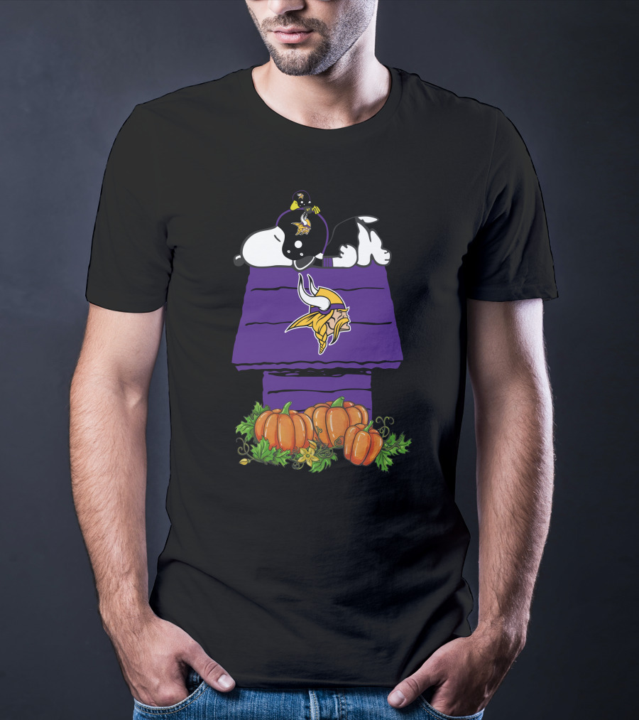 Minnesota Vikings Snoopy Doghouse Pumpkins T-Shirt