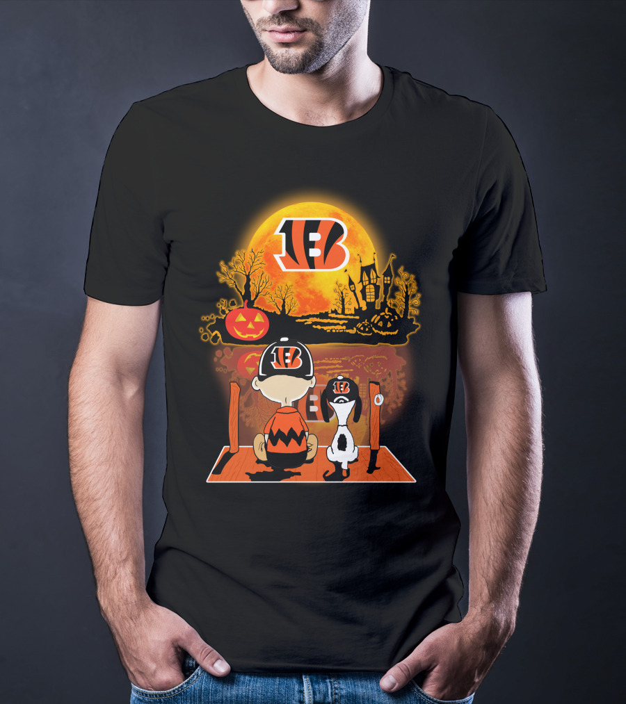 Cincinnati Bengals Snoopy And Charlie Brown Pumpkin Halloween Night Scene T-Shirt