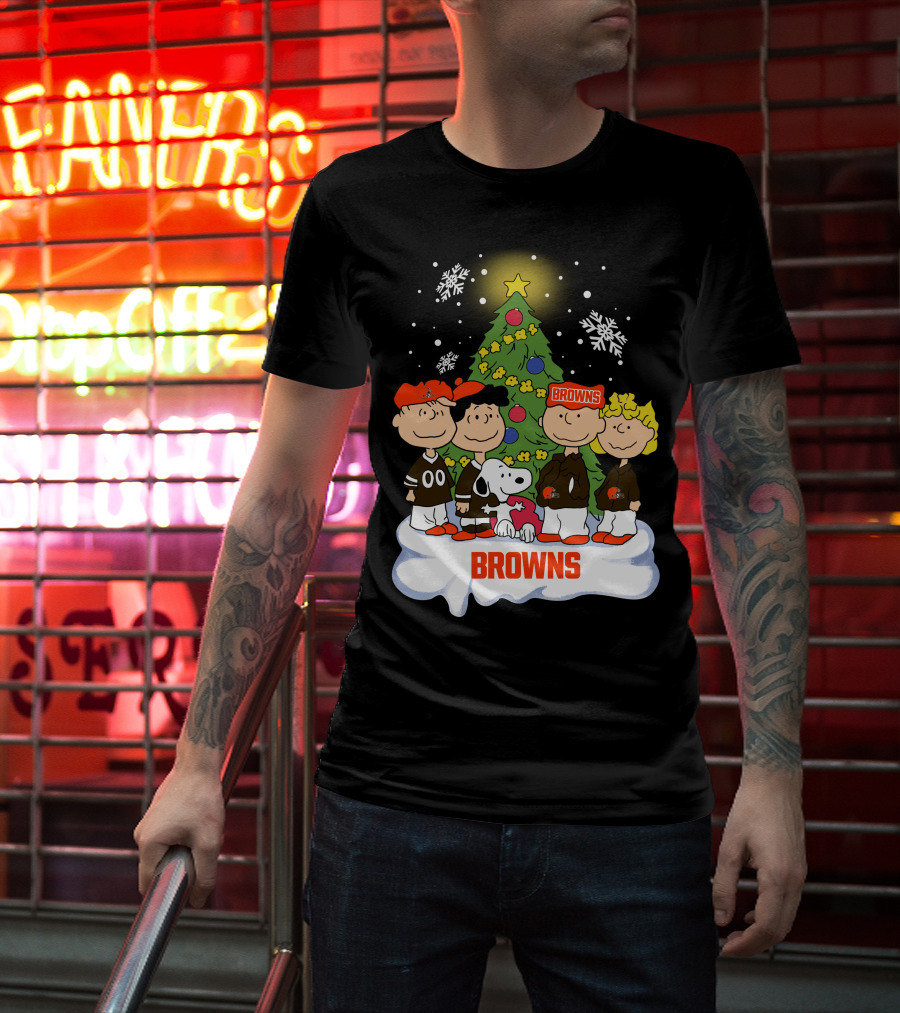 Snoopy Christmas Cleveland Browns Peanuts Characters Holiday Scene T-Shirt