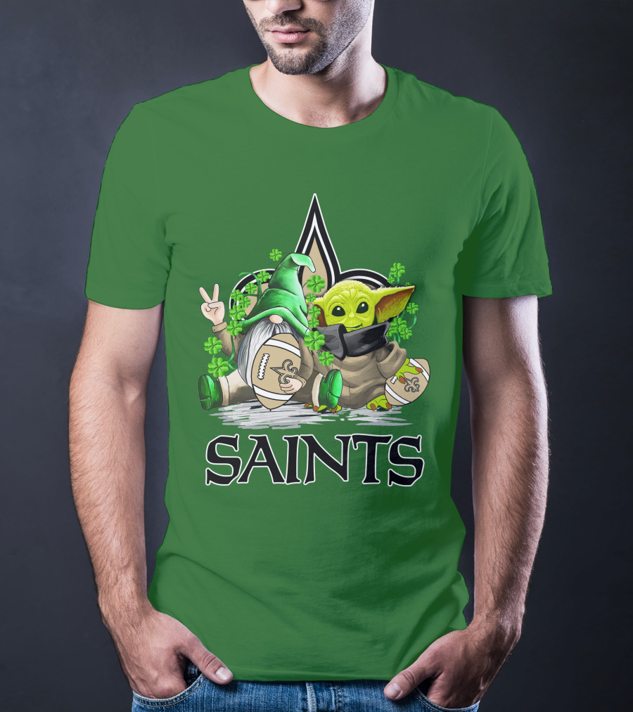 New Orleans Saints Football St. Patrick’s Day Gnome And Baby Alien With Shamrocks T-Shirt