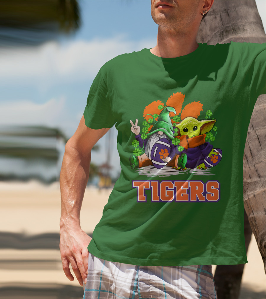 Clemson Tigers St. Patrick’s Day Football Gnome And Baby Yoda T-Shirt