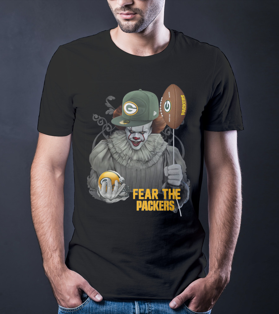 Pennywise Holding Green Bay Packers Balloon And Helmet Fear The Packers T-Shirt