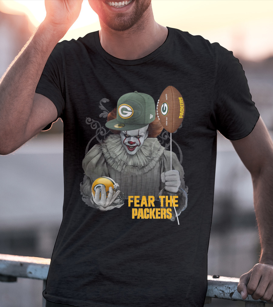 Pennywise Holding Green Bay Packers Balloon And Helmet Fear The Packers T-Shirt