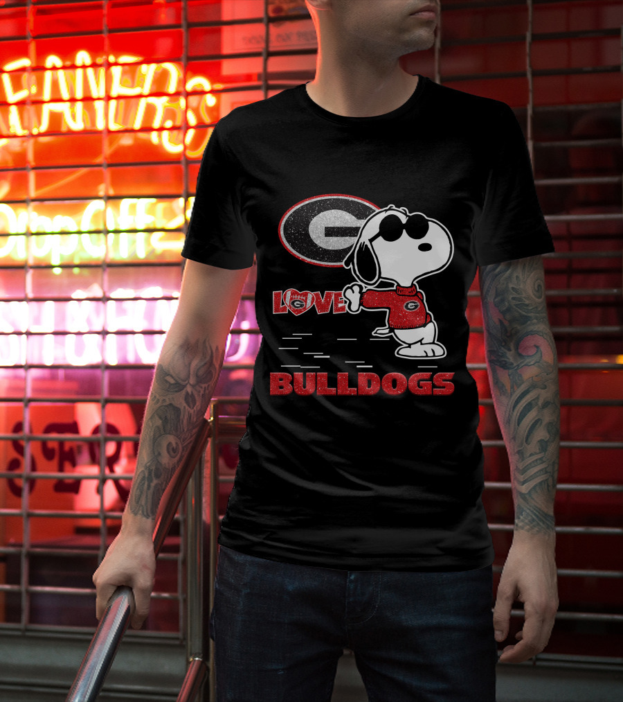 Snoopy Love Georgia Bulldogs Football T-Shirt