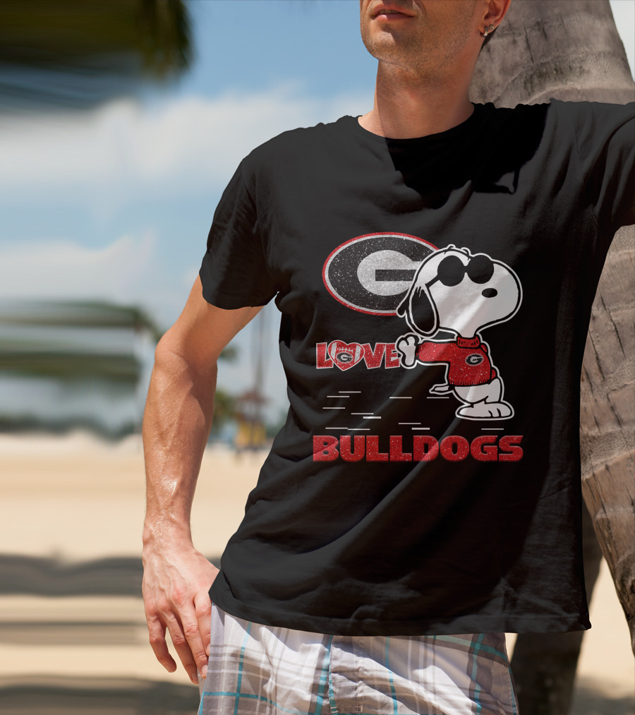 Snoopy Love Georgia Bulldogs Football T-Shirt