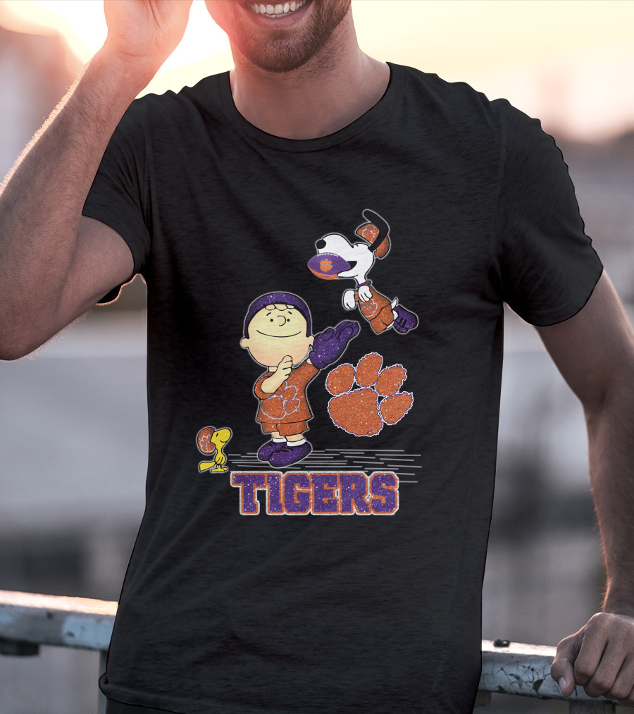 Snoopy Clemson Tigers Peanuts Football T-Shirt