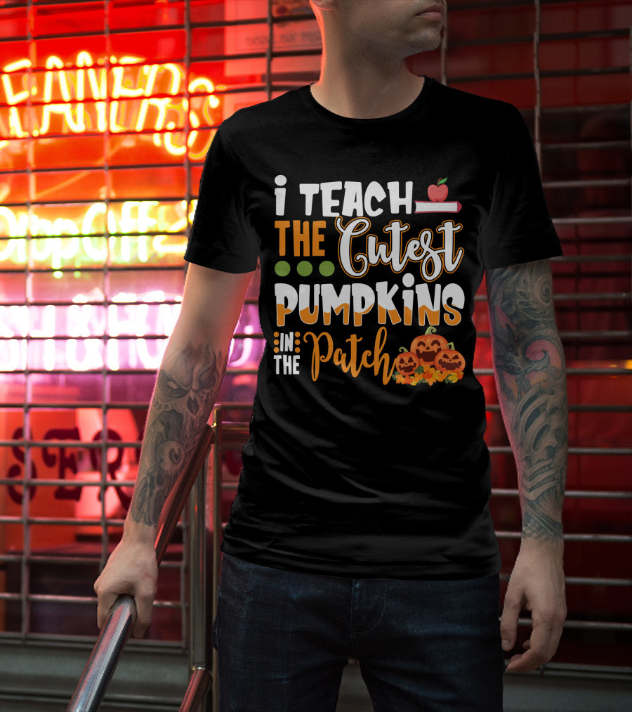 I Teach The Cutest Pumpkins In The Patch Halloween Teacher Text With Apple And Smiling Pumpkins T-Shirt