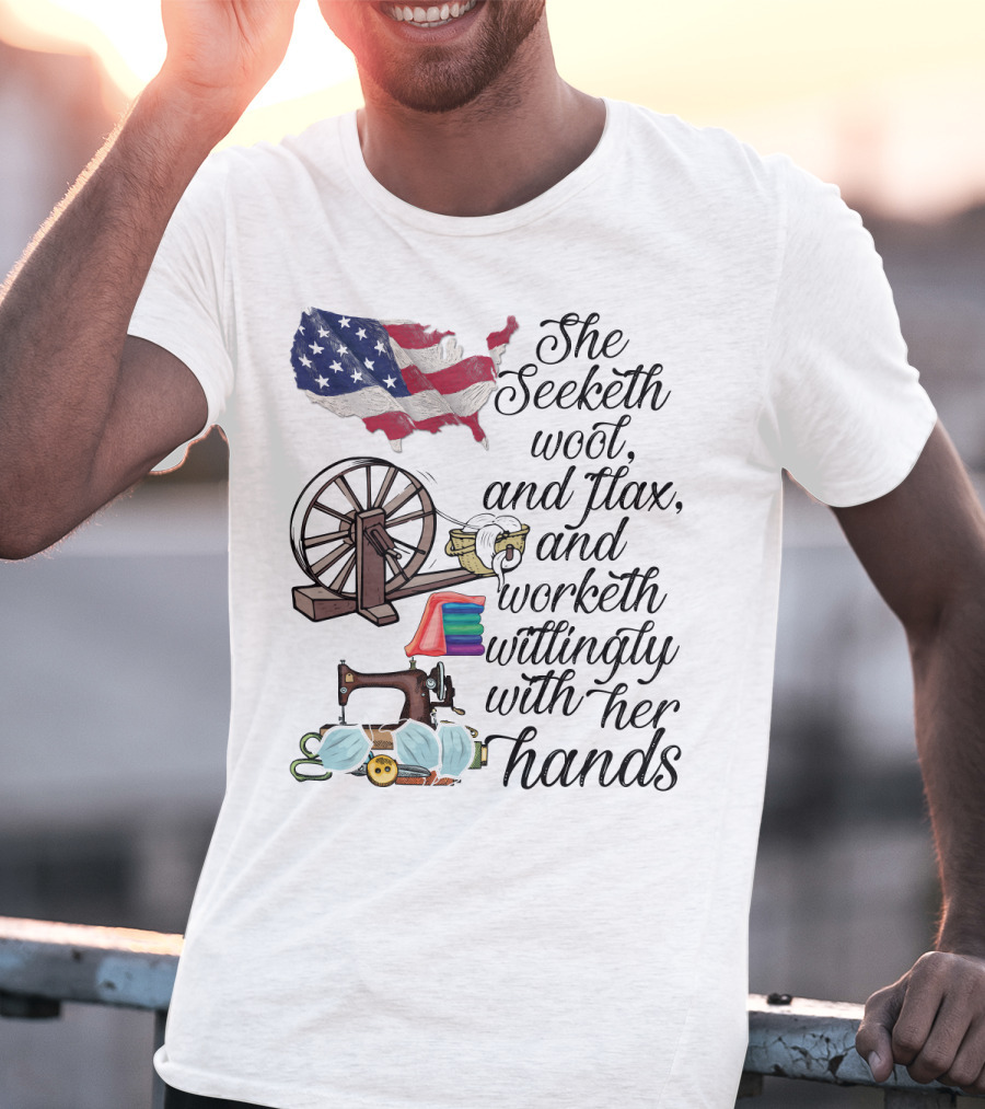 She Seeketh Wool Flax Worketh Willingly With Her Hands American Flag Spinning Wheel Sewing Machine Masks T-Shirt