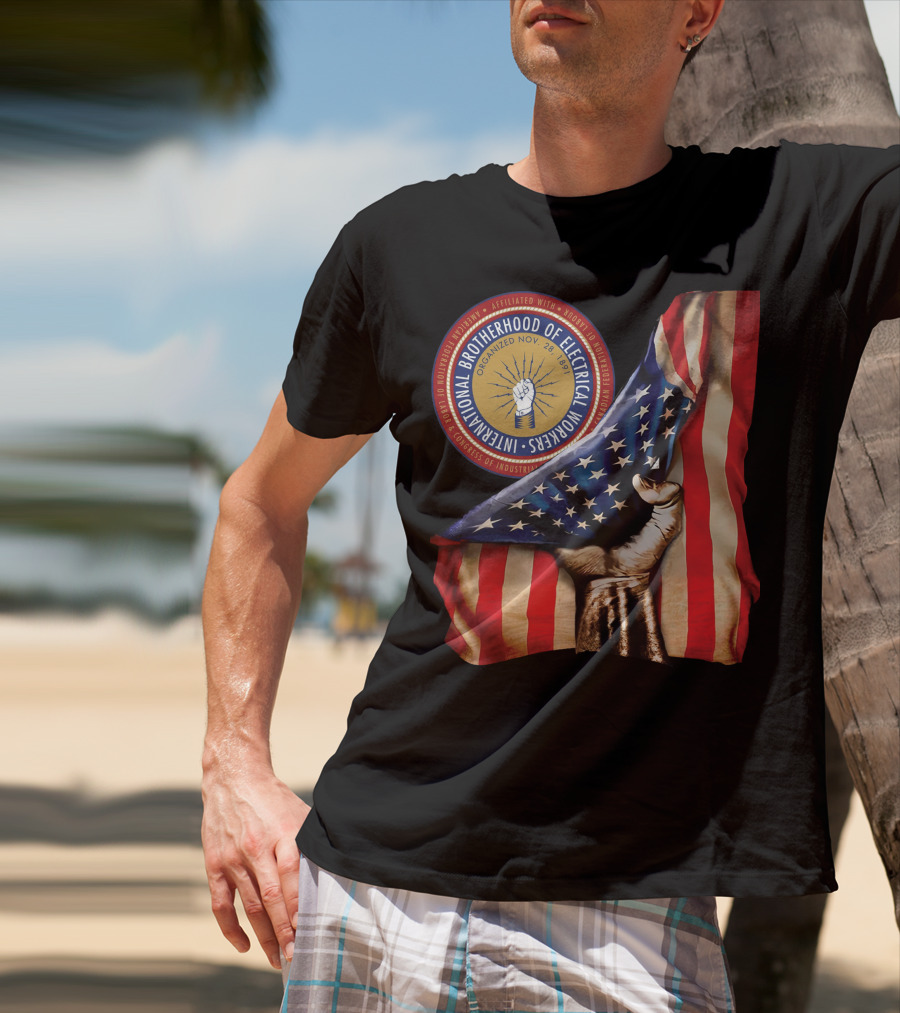 INTERNATIONAL BROTHERHOOD OF ELECTRICAL WORKERS ORGANIZED NOV 28 1891 AMERICAN FLAG HAND FIST STRIPED IBEW NXTM139 T-Shirt