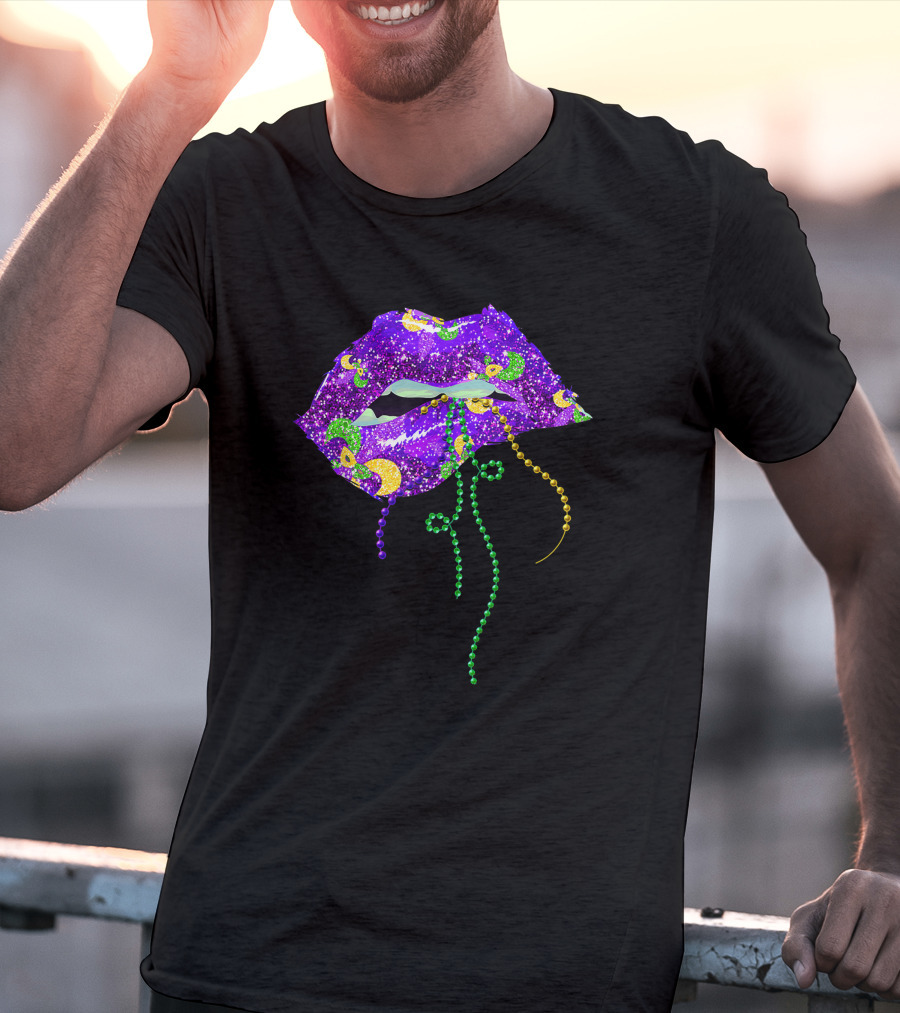 Mardi Gras Sparkling Lips With Beads Queen Carnival Purple Gold T-Shirt