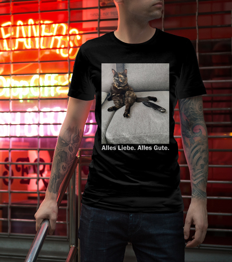Alles Liebe Alles Gute Bay Berlin Merch Cat On Couch T-Shirt