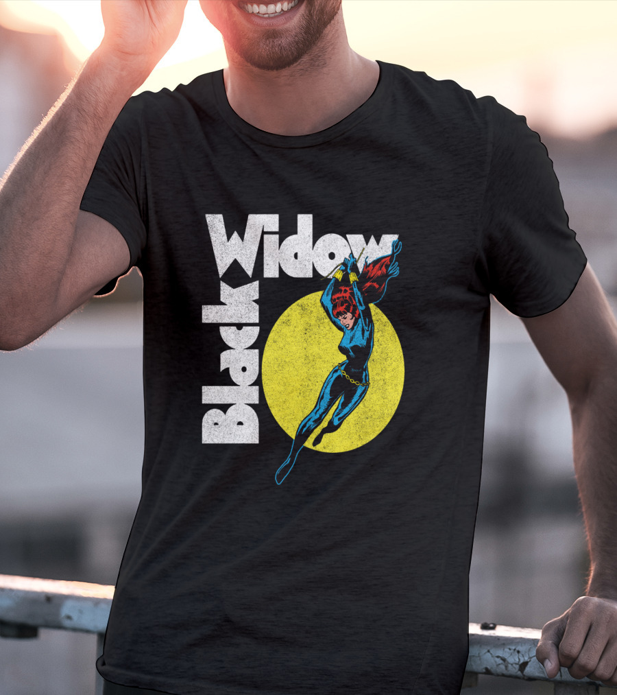 Black Widow Marvel Comic Circle Retro Heroic Pose T-Shirt