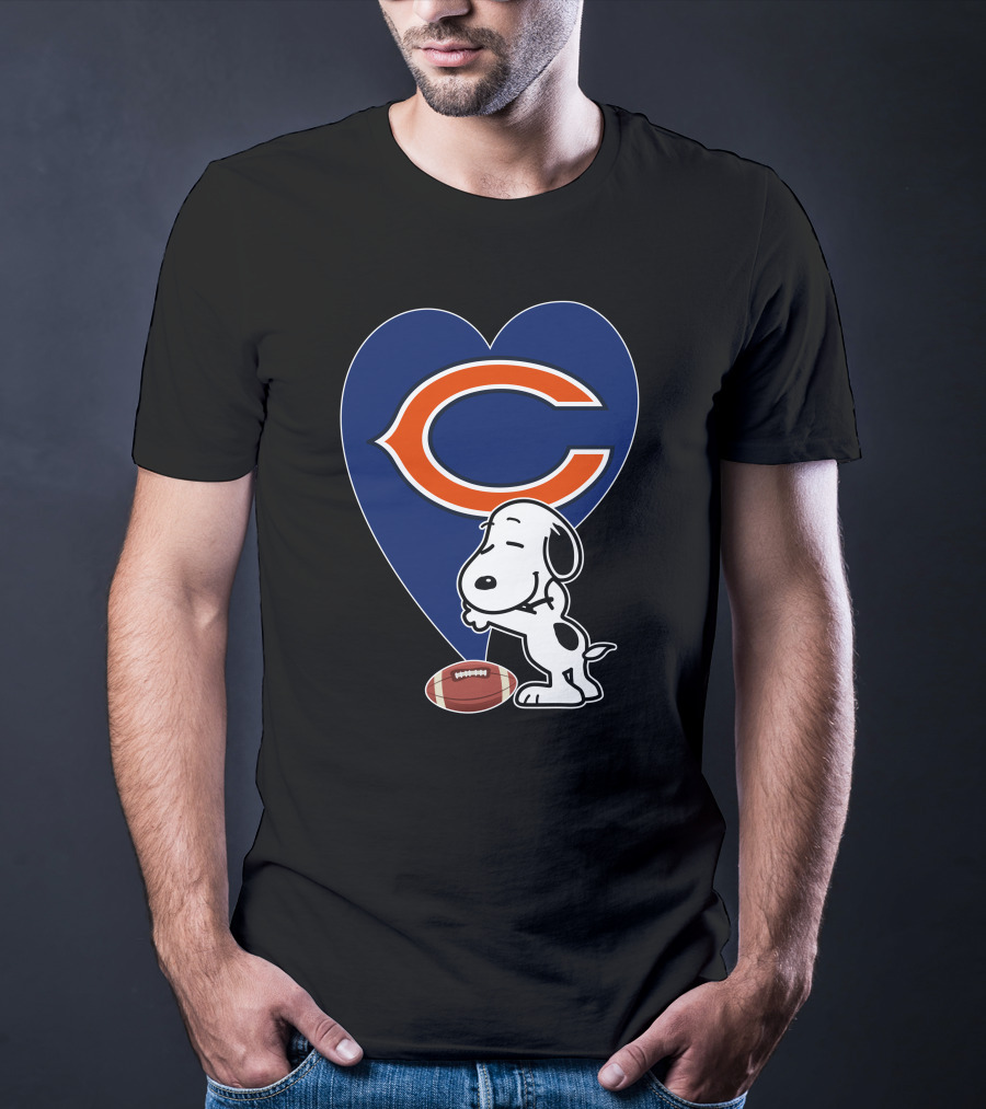 Chicago Bears Snoopy Hug Heart Football T-Shirt