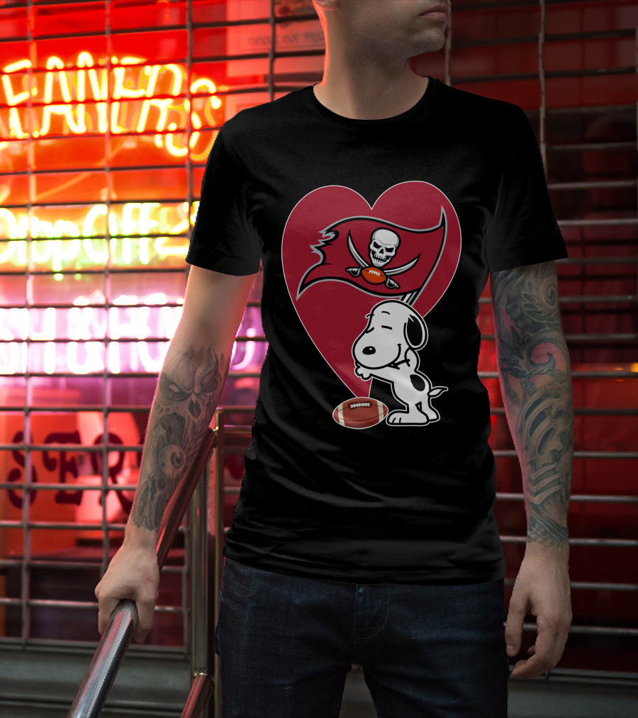 Tampa Bay Buccaneers Snoopy Heart Hug Football T-Shirt