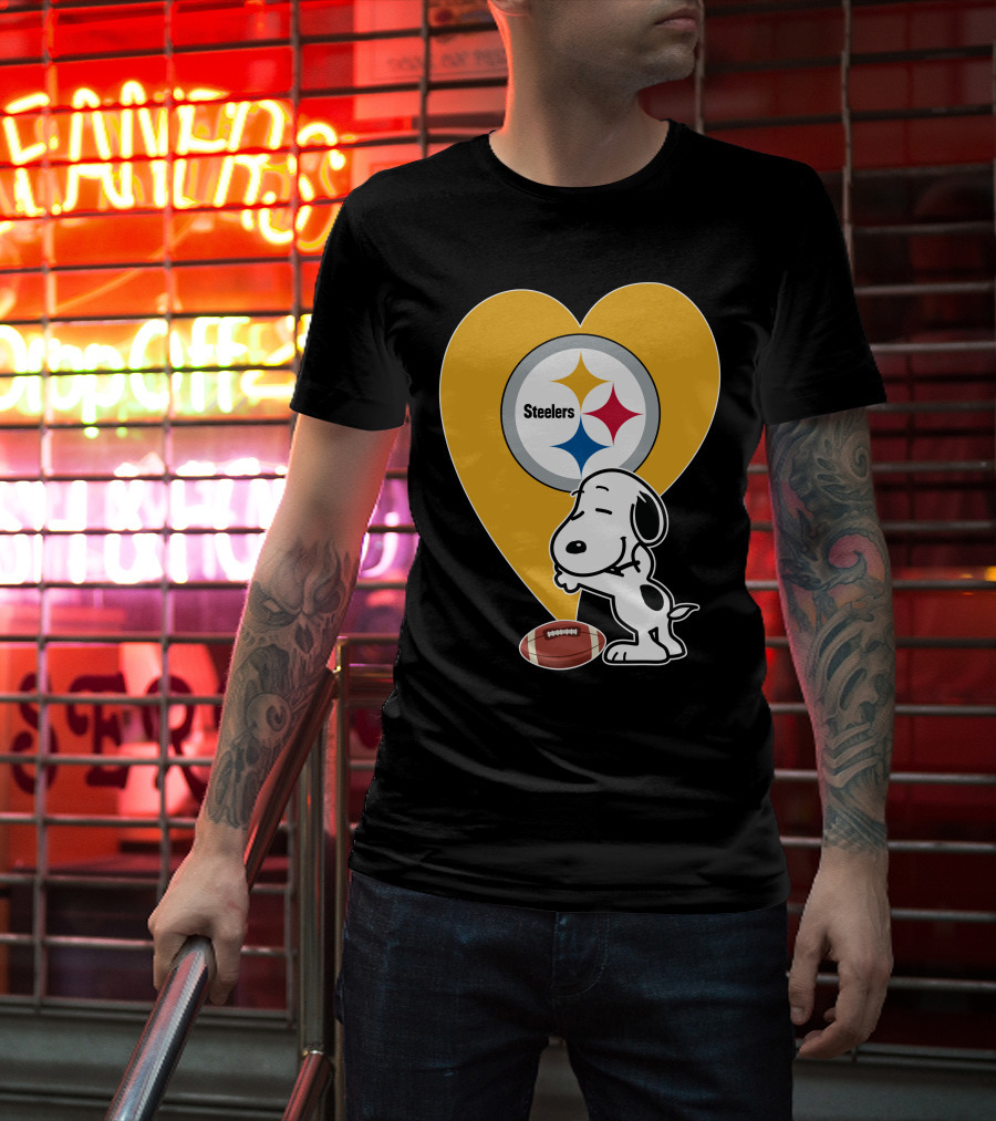Pittsburgh Steelers Snoopy Hug Heart Football T-Shirt