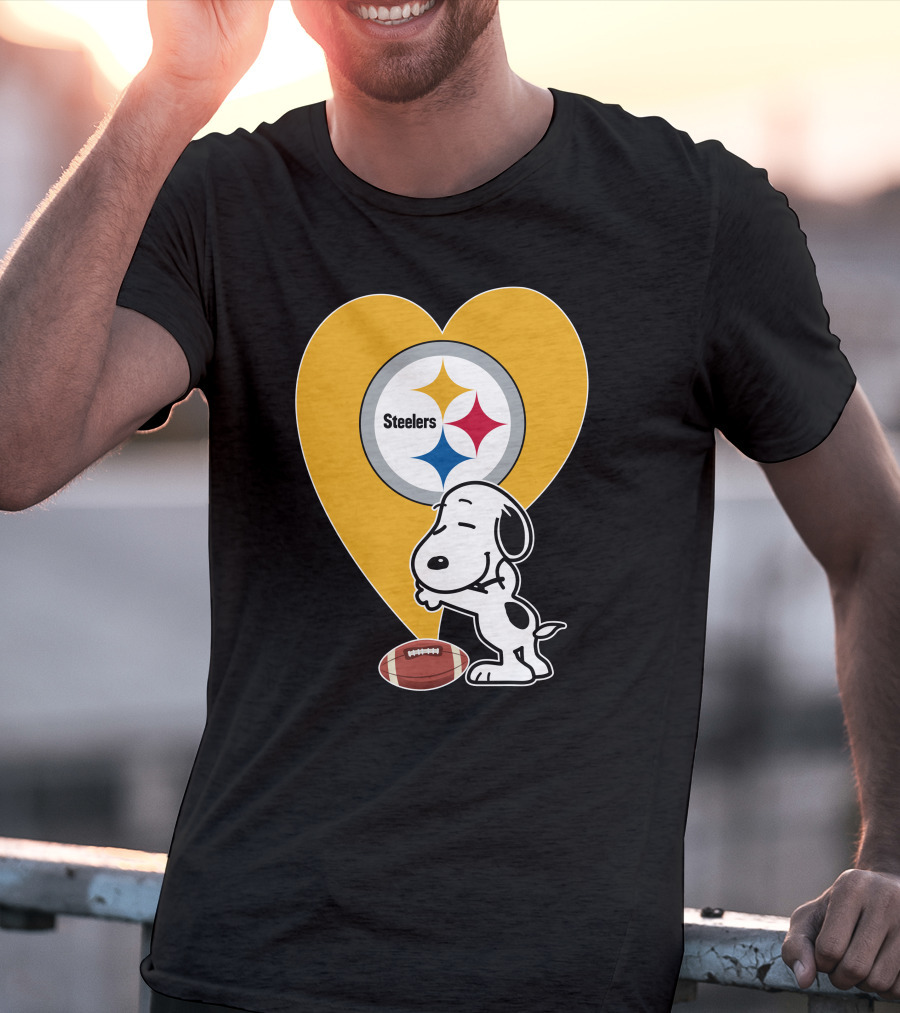 Pittsburgh Steelers Snoopy Hug Heart Football T-Shirt