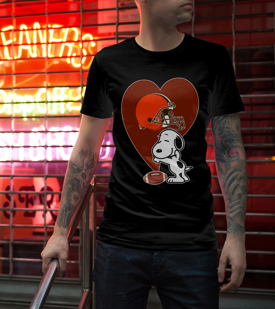 Cleveland Browns Snoopy Heart Football Helmet Hug T-Shirt