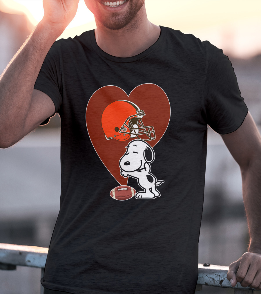 Cleveland Browns Snoopy Heart Football Helmet Hug T-Shirt