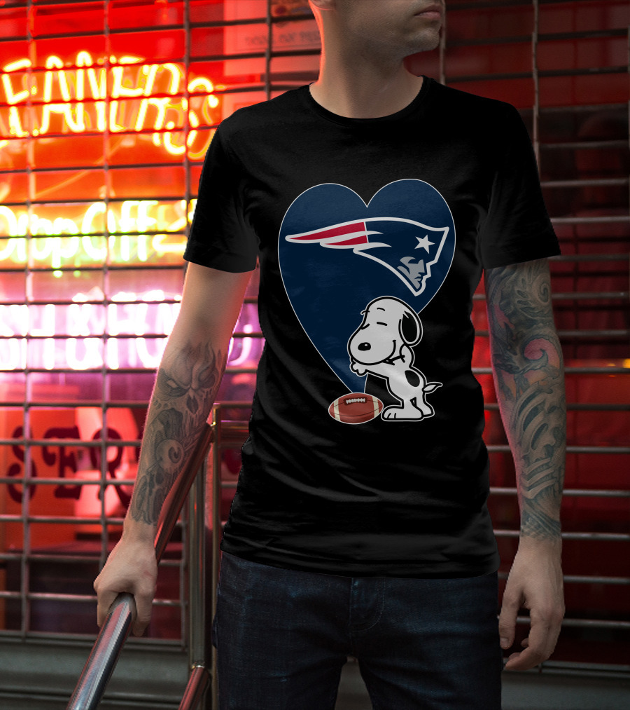 Snoopy Hugging New England Patriots Heart With Football T-Shirt
